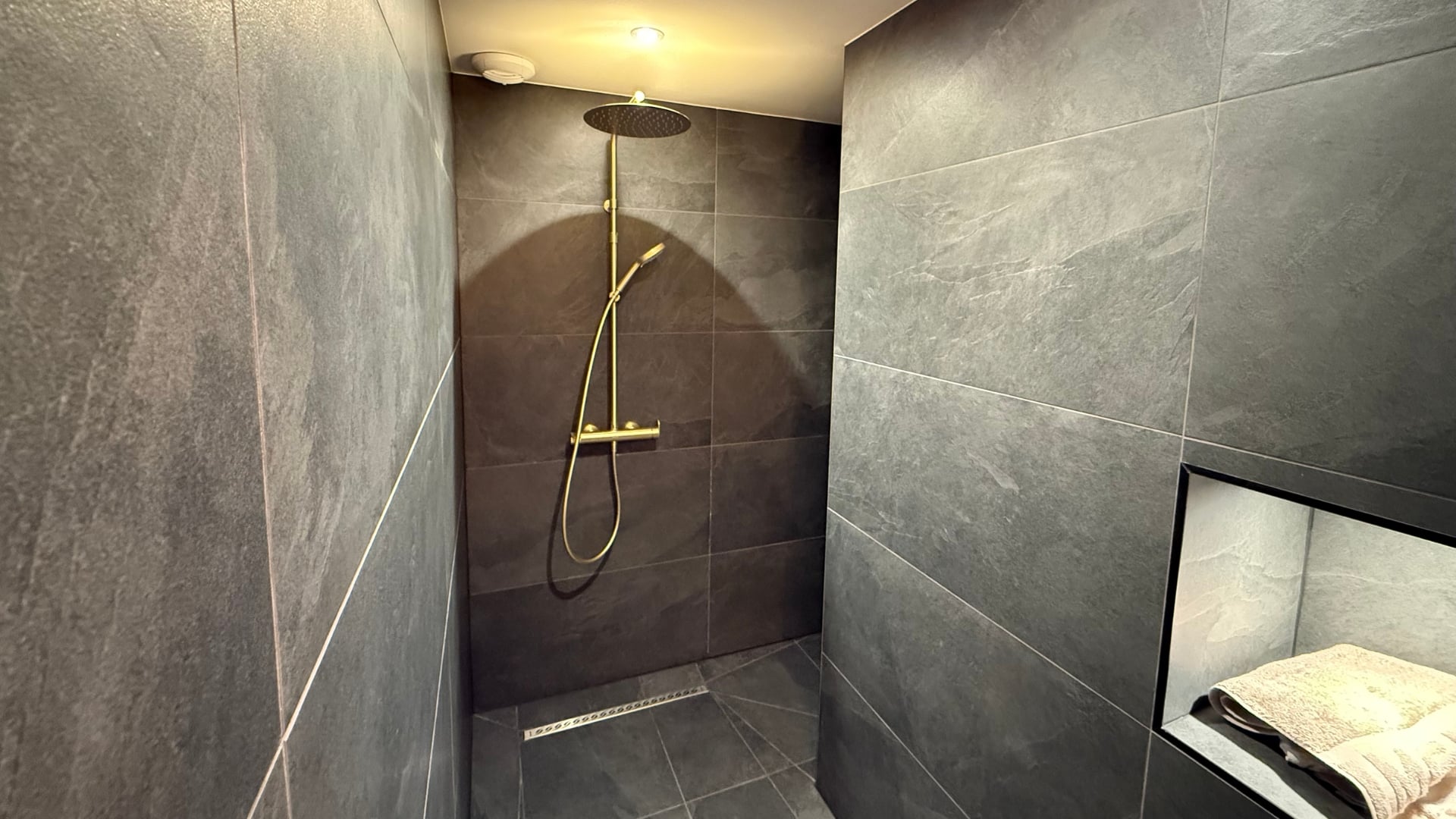 Salle de bain moderne Maine-et-Loire – Nouva Habitat